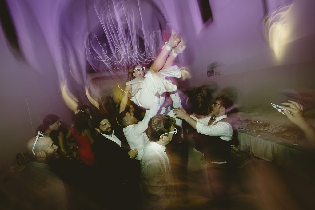 Novia siendo manteada durante la fiesta de boda en La Capilla del Hotel La Catedral Pamplona.