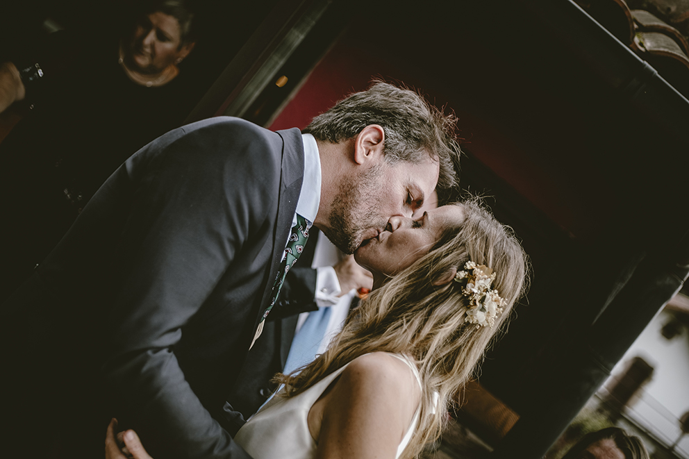 Fotografía de boda emocional en el Valle del Baztán: Bea y Víctor en el Jaureguia de Irurita