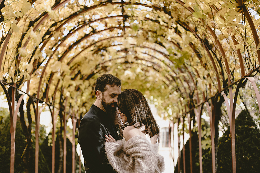 Boda íntima en Marqués de Riscal de Karla y Yon fotografiada por Mikel Ursua entre viñedos de otoño